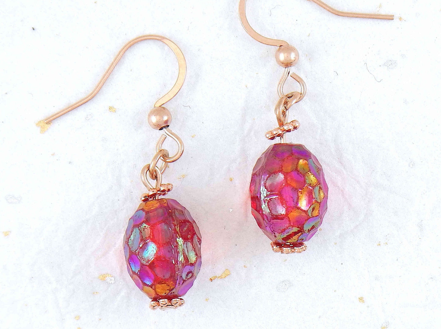 Boucles d'oreilles courtes framboises de verre vintage rouge intense irisé, crochets acier inoxydable or rose