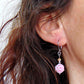 Boucles d'oreilles courtes boules "cratères" de verre vintage rose clair, cristaux Swarovski rose clair iridescent, crochets à levier acier inoxydable