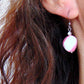 Boucles d'oreilles courtes tranches de verre vintage rose vif et blanc, billes argent sterling, crochets acier inoxydable