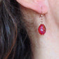 Boucles d'oreilles courtes framboises de verre vintage rouge intense irisé, crochets acier inoxydable or rose